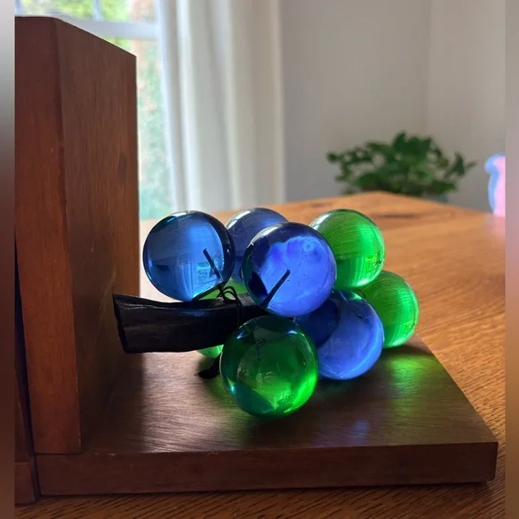 Mid-Century Modern Vintage Blue & Green Lucite Grapes mounted wooden Bookend - Picture 6 of 12